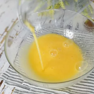 Whisk eggs and sugar using a whisk to make madeleine cake